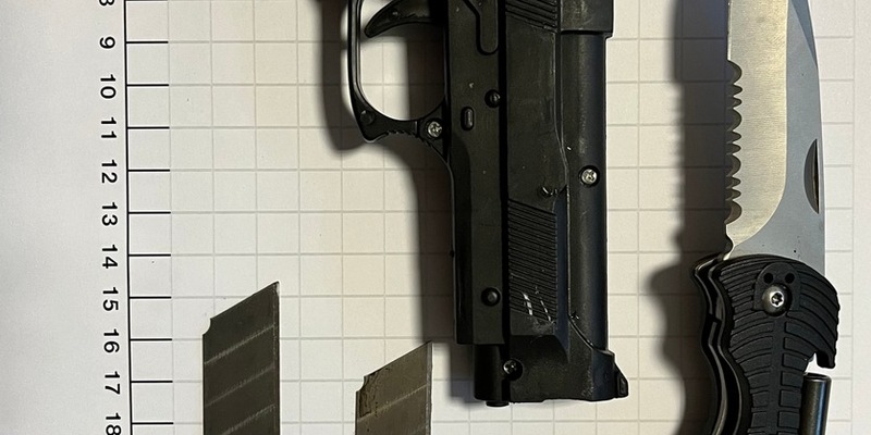 BPOL NRW: Bundespolizei stellt Einhandmesser, Cutterklingen und Spielzeugpistole bei 43-Jährigem sicher - Foto: presseportal.de