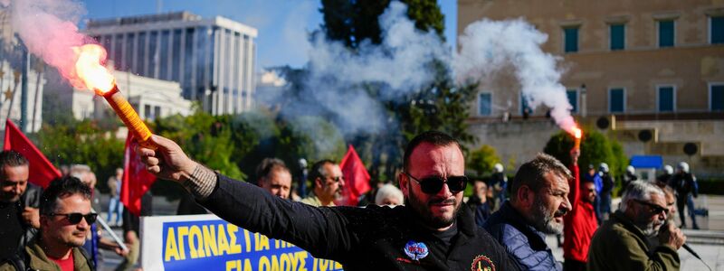 Sie wollen «in Würde leben»: Demonstranten vor dem griechischen Parlament - Foto: Thanassis Stavrakis/AP