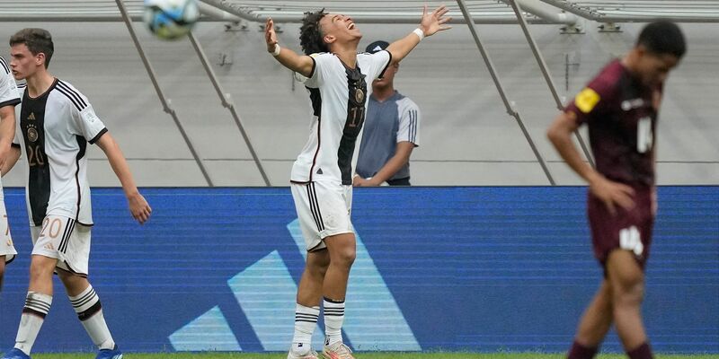 Der deutsche U17-Weltmeister Eric da Silva Moreira hat seinen Ex-Club FC St. Pauli für die Kollaboration mit der US-amerikanischen Punkband Bad-Religion kritisiert. - Foto: Achmad Ibrahim/AP/dpa
