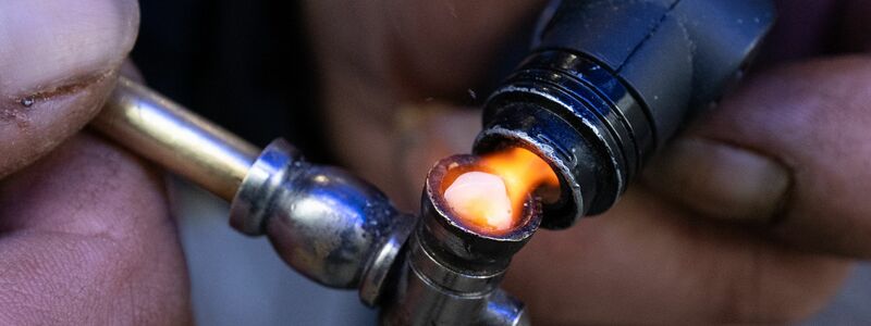 Meistens wird Crack in einer Pfeife geraucht, in seltenen Fällen wird es gespritzt. (Archivbild) - Foto: Boris Roessler/dpa