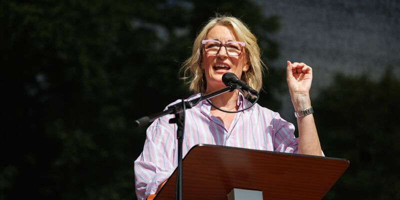 Für ihr Buch «Willkommen im falschen Film» wurde Monika Gruber heftig kritisiert. Nun erscheint es in einer Neuauflage. - Foto: Matthias Balk/dpa