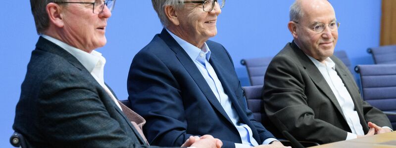 In der Bundespressekonferenz zeigten sich die künftigen Direktkandidaten Bodo Ramelow, Dietmar Bartsch und Gregor Gysi recht siegesgewiss. - Foto: Bernd von Jutrczenka/dpa