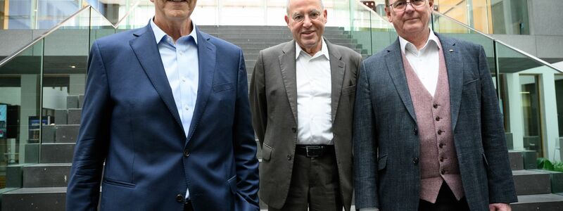 Dietmar Bartsch, Gregor Gysi und Bodo Ramelow bewerben sich um Direktmandate im Bundestag. - Foto: Bernd von Jutrczenka/dpa