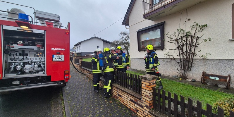 FW VG Westerburg: Gemeldeter Gebäudebrand in Halbs entpuppt sich als Kaminbrand - Foto: presseportal.de