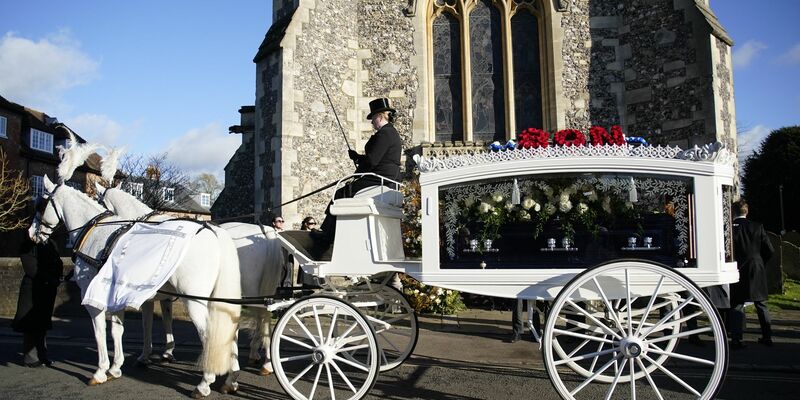 Kate Cassidy (2. v. r.) tut sich immer noch schwer damit, den Tod Liam Paynes zu akzeptieren. (Archivfoto) - Foto: Andrew Matthews/PA Wire/dpa