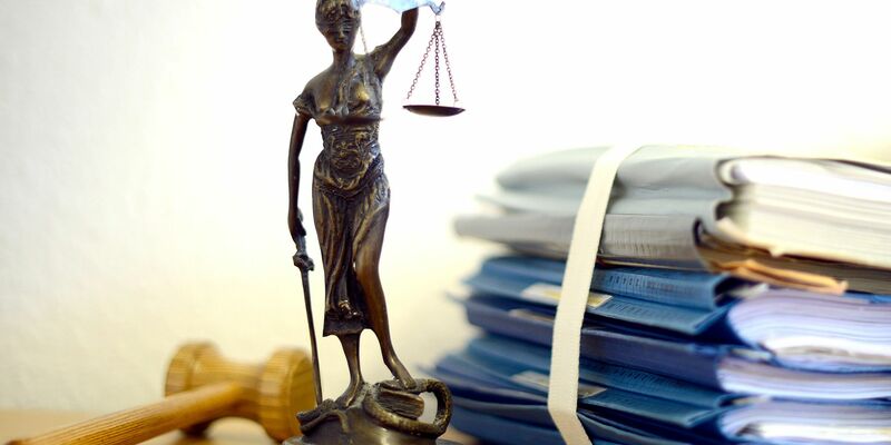 Allein im Jahr 2023 sind laut Angaben des Deutschen Richterbunds bei den Staatsanwaltschaften mehr als 5,5 Millionen neue Fälle aufgelaufen. - Foto: Volker Hartmann/dpa