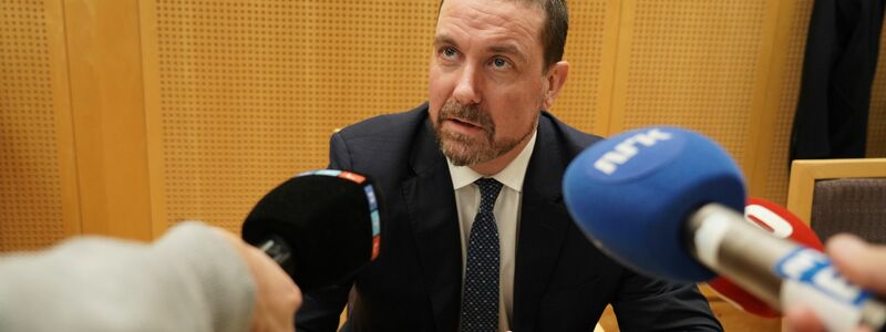 Høibys Anwalt Øyvind Bratlien äußert sich vor Journalisten. - Foto: Ole Berg-Rusetn/NTB/dpa