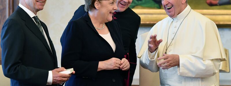 Der Papst gab Merkel einen Ratschlag für den Umgang mit Trump mit. (Archivbild) - Foto: Ettore Ferrari/ANSA Pool/AP/dpa