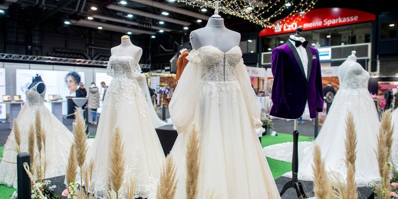 Im schulterfreien Hochzeitskleid friert die Braut im Winter vielleicht - doch längst nicht jeder lässt sich davon abhalten. (Archivbild) - Foto: Hauke-Christian Dittrich/dpa