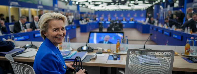 Nun kann von der Leyen lachen - ihr Vorschlag wurde angenommen. (Archivbild) - Foto: Kay Nietfeld/dpa