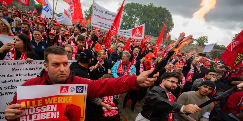 Bereits zur ersten Tarifrunde bei VW protestierten im September Tausende Metaller in Hannover vor dem Verhandlungssaal. (Archivbild) - Foto: Julian Stratenschulte/dpa