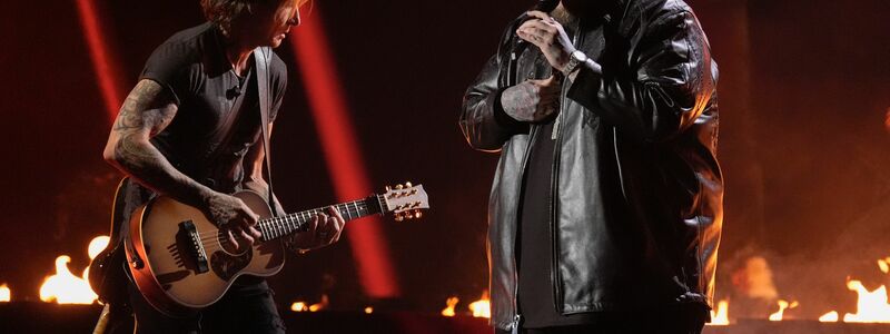 Viele Stars stehen bei der Vergabe der CMA-Preise auf der Bühne, darunter Keith Urban (l.) und Jelly Roll. - Foto: George Walker IV/Invision via AP/dpa