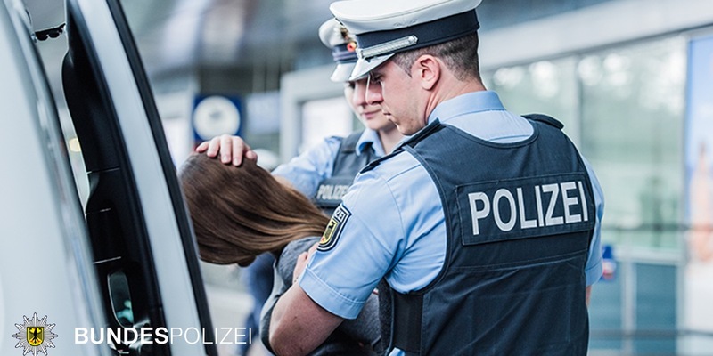 Bundespolizeidirektion München: Frau beißt Polizistin ins Bein / Beamtin kommt mit tiefer Wunde ins Krankenhaus - Foto: presseportal.de