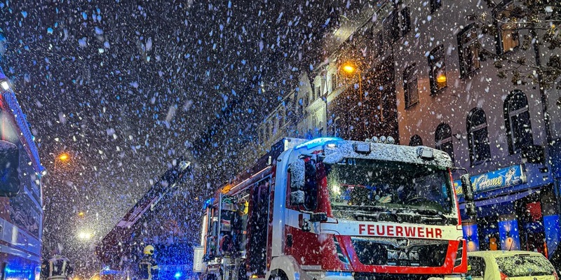FW-NE: Feuer in einem Wohnhaus auf der Further Straße | Eine verletzte Einsatzkraft und erheblicher Sachschaden - Foto: presseportal.de