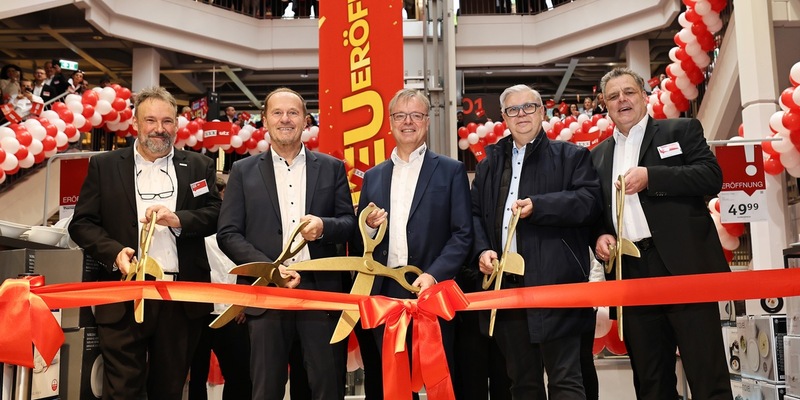 Einrichtungshaus der Extraklasse: Bürgermeister Dietmar Fieger eröffnet nach dem Komplettumbau den neuen XXXLutz in Obernburg - Foto: presseportal.de