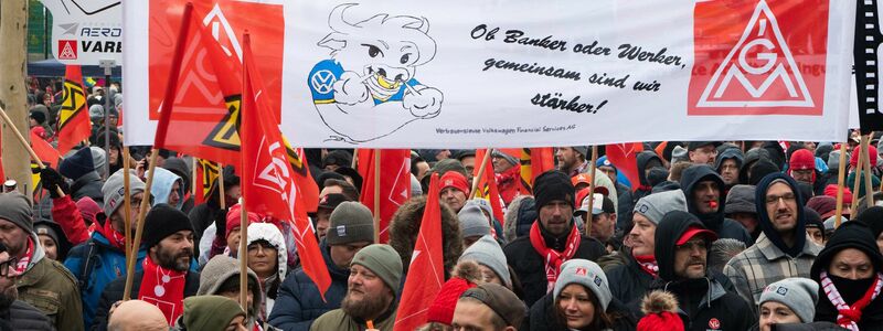 Tausende Teilnehmer demonstrieren vor dem Werk am Verhandlungsort in der Volkswagen Arena, mit anschließender Protest-Kundgebung direkt vor dem Stadion. - Foto: Alicia Windzio/dpa