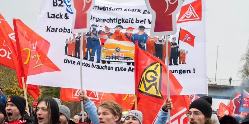 Bei VW ruft die IG Metall zu Warnstreiks auf. (Archivfoto) - Foto: Alicia Windzio/dpa