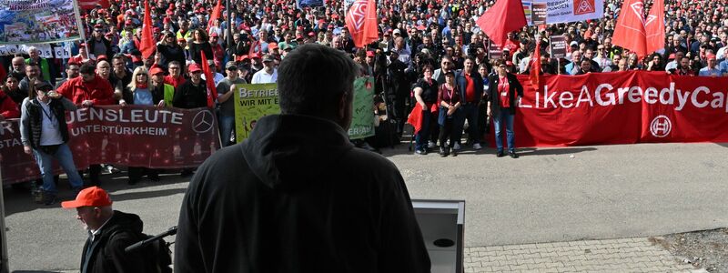 Beschäftigte protestierten schon im Frühjahr gegen die Sparpläne bei Bosch - nun hat der Betriebsrat erneut Widerstand angekündigt. (Archivbild) - Foto: Bernd Weißbrod/dpa