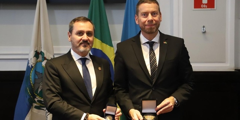 GZD: Zoll und Polícia Federal intensivieren Zusammenarbeit / Der Leiter des ZKA, Dr. Igelmann und der Generaldirektor der Polícia Federal (Brasilien), Rodrigues unterzeichnen Zusammenarbeitsvereinbarung - Foto: presseportal.de