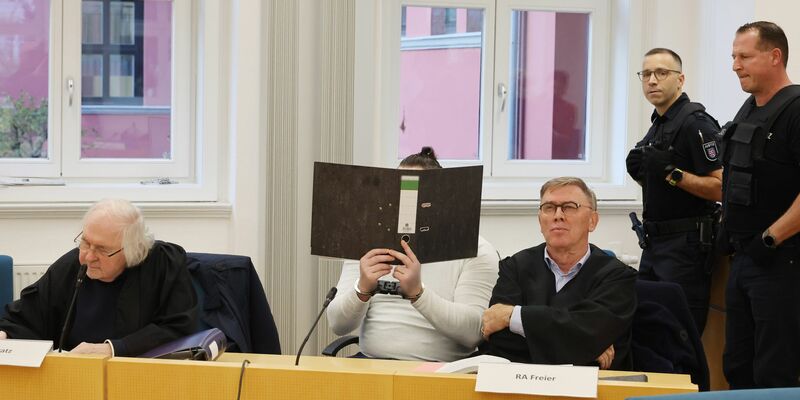 Zahlreiche Vergewaltigungsfälle werden dem Mann unter anderem vorgeworfen. Entsprechend umfangreich sind die Gerichtsakten in dem Prozess. - Foto: Bodo Schackow/dpa
