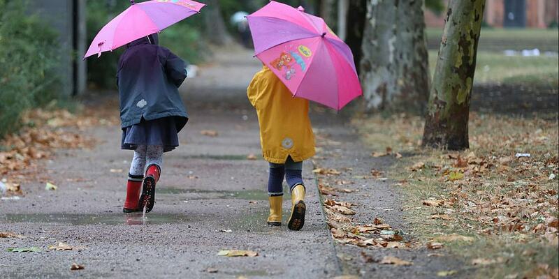 Zwei Kleinkinder bei Herbstanfang (Archiv) - Foto: über dts Nachrichtenagentur