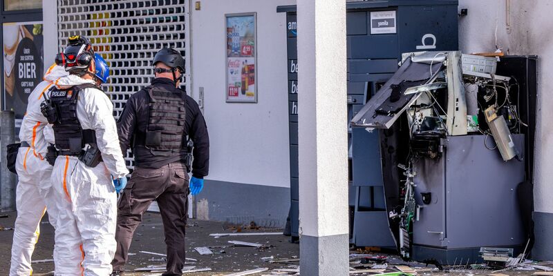 Durch die Sprengung von Geldautomaten wurden 2023 insgesamt 28,4 Millionen Euro erbeutet.  - Foto: Jens Büttner/dpa