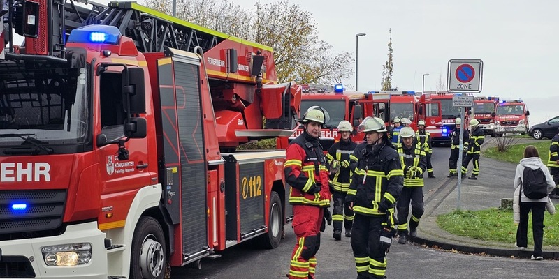 FW Königswinter: Kellerbrand mit starker Verrauchung im Gymnasium Oberpleis entpuppt sich als brennende Türklinken an der Zugangstür zum Heizungskeller. - Foto: presseportal.de
