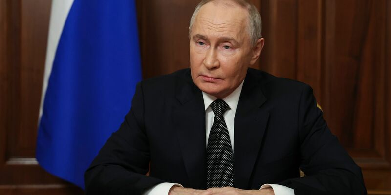 Putin fordert bei der Rede vor Militärs und Beamten des Rüstungskomplexes die Serienproduktion der neuen Rakete. - Foto: Vyacheslav Prokofyev/Pool Sputnik Kremlin/AP/dpa