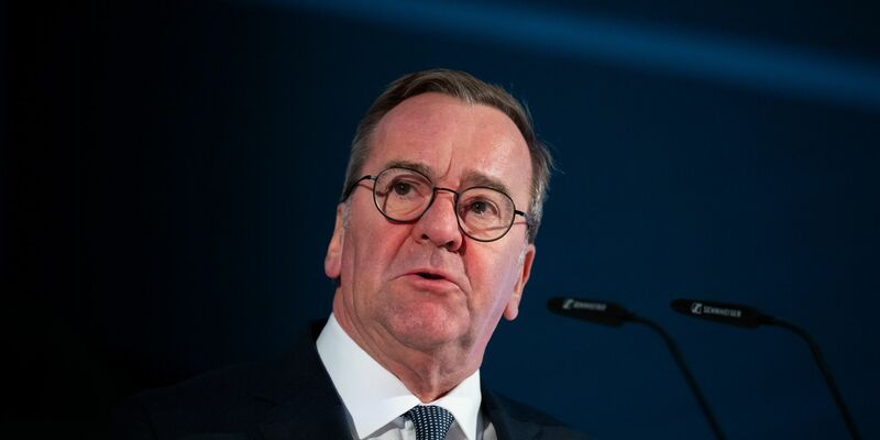 Nach einigem Zögern steht Verteidigungsminister Pistorius in der K-Frage jetzt hinter einer erneuten Kanzlerkandidatur von Olaf Scholz. (Archivbild) - Foto: Sven Hoppe/dpa