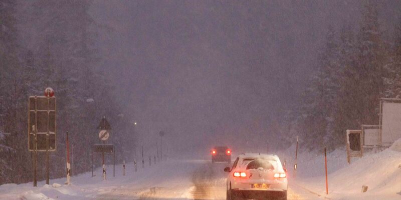 Die Polizei berichtete von vielen Glätte-Unfällen. - Foto: Philipp von Ditfurth/dpa
