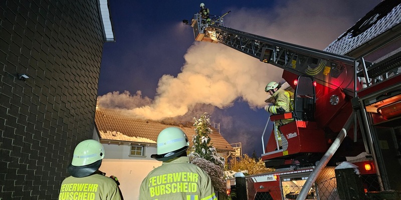 FW Burscheid: Dachstuhlbrand zerstört Wohnhaus - Foto: presseportal.de