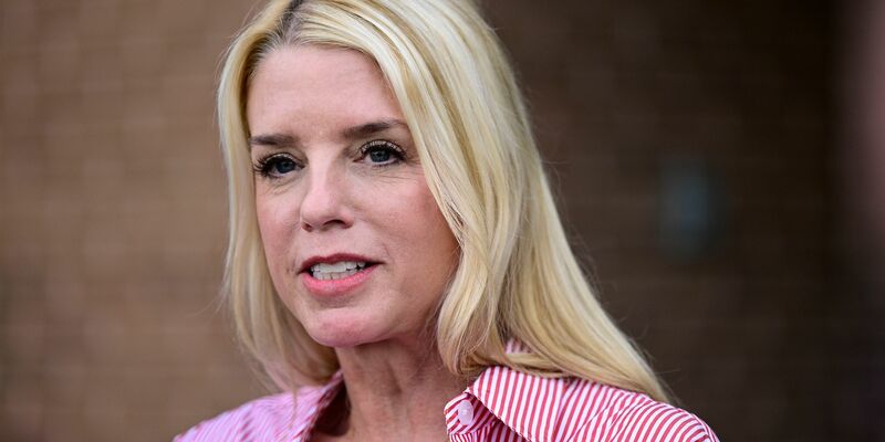 Mit Pam Bondi soll eine ehemalige Generalstaatsanwältin von Florida das Justizministerium führen. (Archivbild) - Foto: Derik Hamilton/AP/dpa