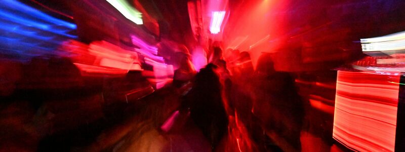 Lichter, Tanzen, Rausch - mitten in der Nacht: Gäste tanzen in einem Club - hier in München. (Archivbild) - Foto: Felix Hörhager/dpa