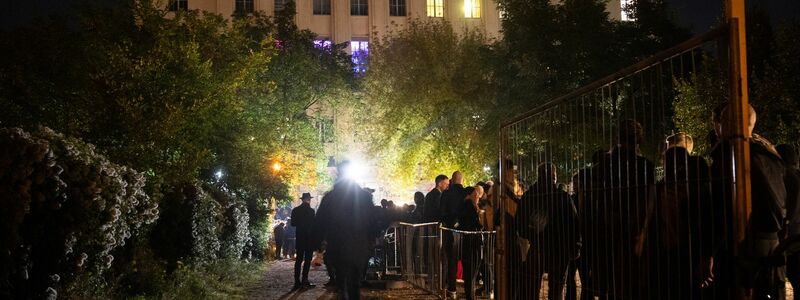 Die Schlange vor dem weltbekannten Berliner Club: Hunderte stehen vor dem «Berghain». Der Name leitet sich vom Bezirk Friedrichshain-Kreuzberg ab, in dem sich der Club in einem früheren Heizkraftwerk befindet. (Archivbild) - Foto: Christophe Gateau/dpa