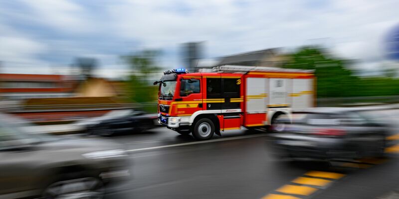Ein zweijähriger Junge ist in Pirna in einen Schacht gefallen und musste befreit werden. (Symbolbild) - Foto: Robert Michael/dpa