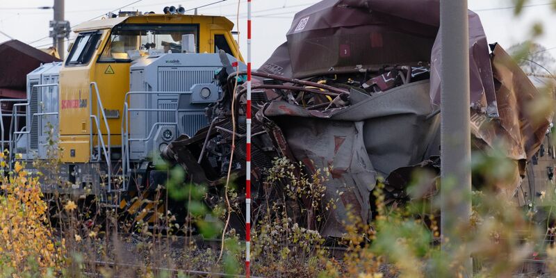 Die Bahnstrecke zwischen Aachen und Köln muss nach einem Güterzug-Unfall voraussichtlich mehrere Tage gesperrt bleiben.  - Foto: Henning Kaiser/dpa