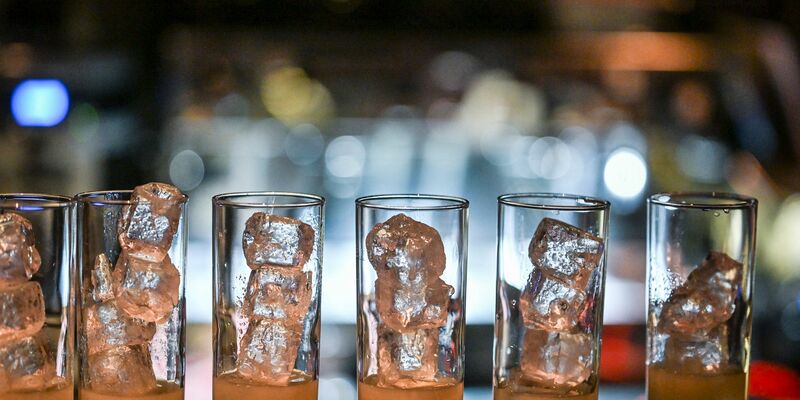 Selbst gebrannter Alkohol ist oft mit Methanol versetzt. Der Stoff ist giftig und kann zum Tod führen. (Symbolbild) - Foto: Jens Kalaene/dpa