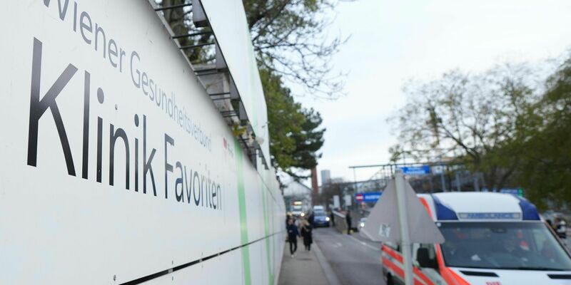 Nahe der Klink wurde einem Medienbericht zufolge die Leiche eines Kindes entdeckt. - Foto: Georg Hochmuth/APA/dpa