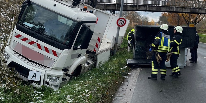 POL-MK: Lkw-Kran stößt gegen Fußgängerbrücke - Foto: presseportal.de