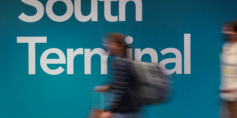 Am Südterminal des Londoner Flughafens Gatwick wurde möglicherweise ein verbotener Gegenstand gefunden. (Archivbild) - Foto: Gareth Fuller/PA Wire/dpa