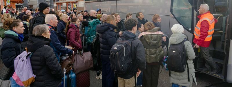 Die Bahn bot Busse als Ersatz für die ausgefallenen Züge an. Es bildeten sich lange Schlangen. - Foto: Henning Kaiser/dpa