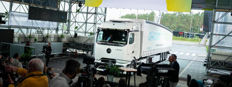 Im Herbst 2023 wurde der neue E-Lkw vorgestellt. Nun ist bei Daimler Truck die Serienfertigung angelaufen. (Archivbild) - Foto: Jonas Walzberg/dpa