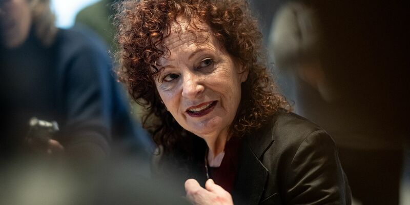 Bei der Eröffnung der Nan-Goldin-Retrospektive in Berlin gab es propalästinensische Proteste. - Foto: Fabian Sommer/dpa