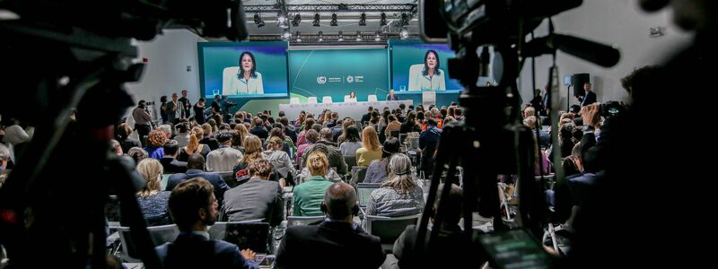 Volles Haus bei der Pressekonferenz Baerbocks auf der Klimakonferenz. - Foto: Bianca Otero/ZUMA Press Wire/dpa