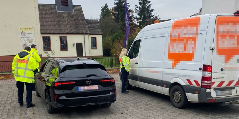 POL-WE: + Kontrollen zur Schulwegsicherung + Fußgängerin von Linienbus erfasst + Portemonnaie aus Mercedes geklaut + Wohnmobil beschädigt + Rüttelplatte gestohlen + - Foto: presseportal.de