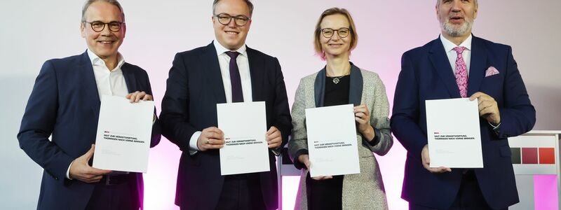 Koalitionsvertrag von CDU, BSW und SPD in Thüringen perfekt  - Foto: Bodo Schackow/dpa