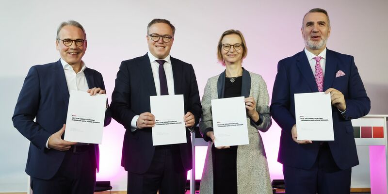 Vertrag für neue Thüringer Regierung vorgelegt. - Foto: Bodo Schackow/dpa