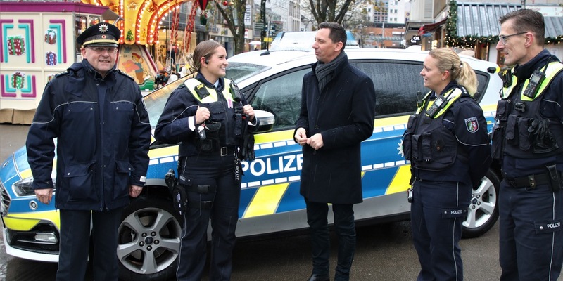 POL-SI: Polizei mit verstärkten Kräften auf dem Weihnachtsmarkt - Waffengesetz verbietet jetzt auch Messer und schafft für Polizei neue Kontrollmöglichkeiten - #pol-siwi - Foto: presseportal.de