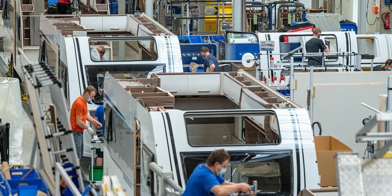 Wohnmobilhersteller Knaus Tabbert wird in seinen Hauptwerken eine Produktionspause einlegen. - Foto: Armin Weigel/dpa