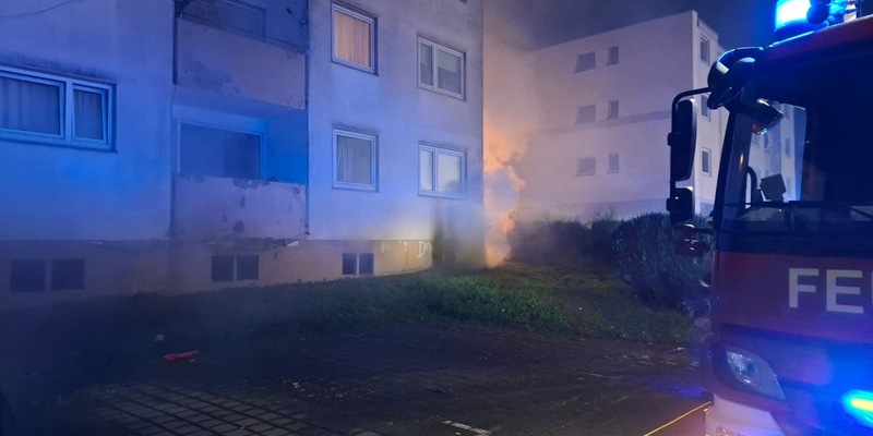 FW-DT: Brand in Mehrfamilienhaus - 2 Personen gerettet - Foto: presseportal.de